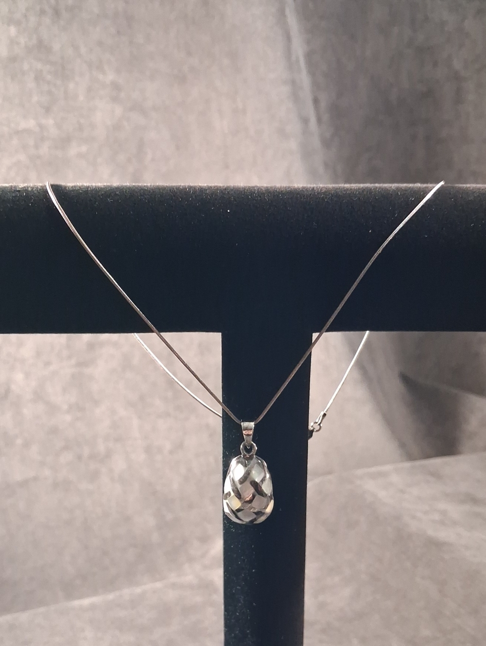 Marked 925 Sterling Silver Snake Chain +  925 Silver Mother-of-Pearl Pendant VG